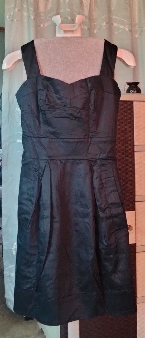 French Connection Black Dress Size 8 (Category: Dresses) located in Dagupan City. Submitted by johncy2729 (Listing ID 1421745981, Image 1). Description: - French Connection black dress - Size 8 - Flattering silhouette - Fitted bodice - Flared skirt - Thick straps - Back zipper closure - Made with modal, cotton, and elastane blend This is part of our Balikbayan packages from abroad. Flaw/Flaws will be stated, otherwise, item is in pristine and wea