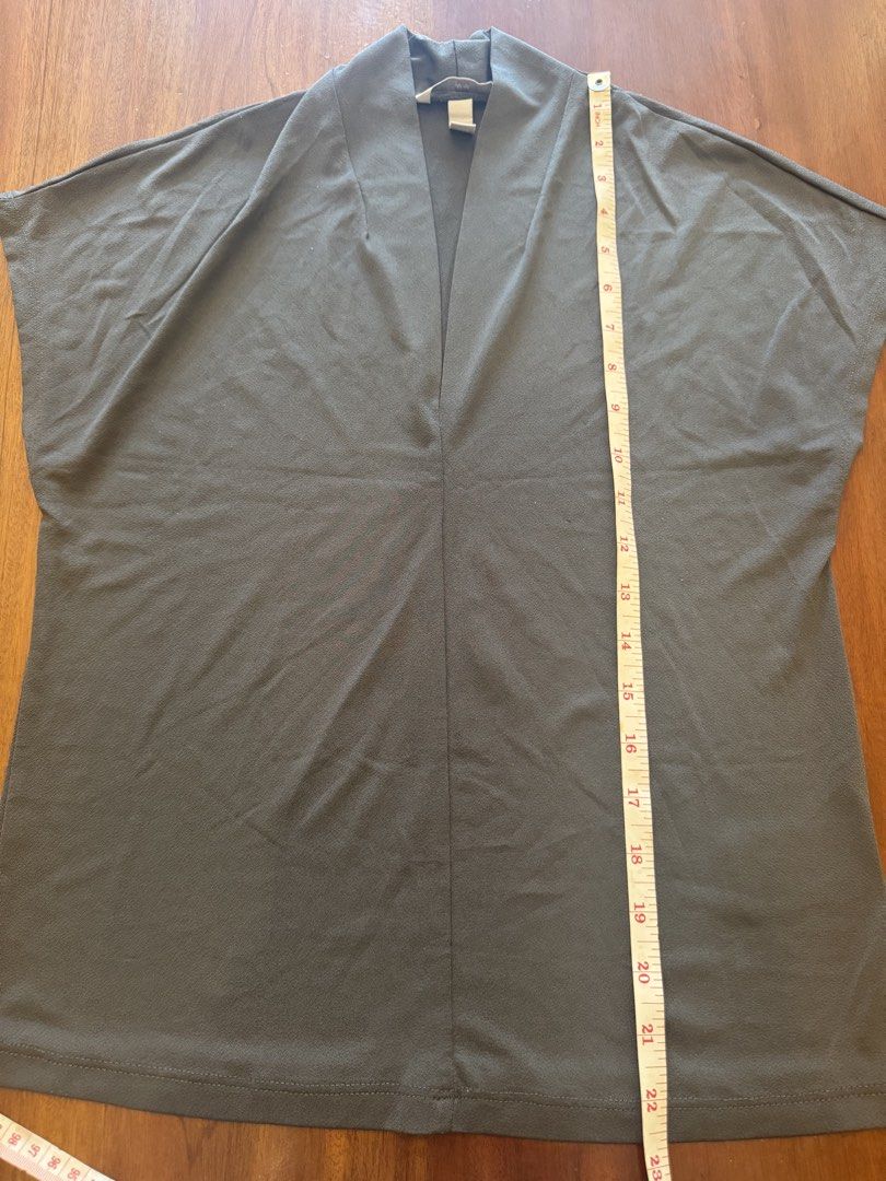 H&M Gray Top XS (Category: Sleeveless) located in Mandaue City. Submitted by marginiz (Listing ID 1421676906, Image 3). Description: Gray top from H&M. Features a V-neck design and short sleeves. The top is an XS size. Measurements are approximately 22 inches in length and 17 inches across the chest. The top has a simple, elegant design suitable for various occasions..