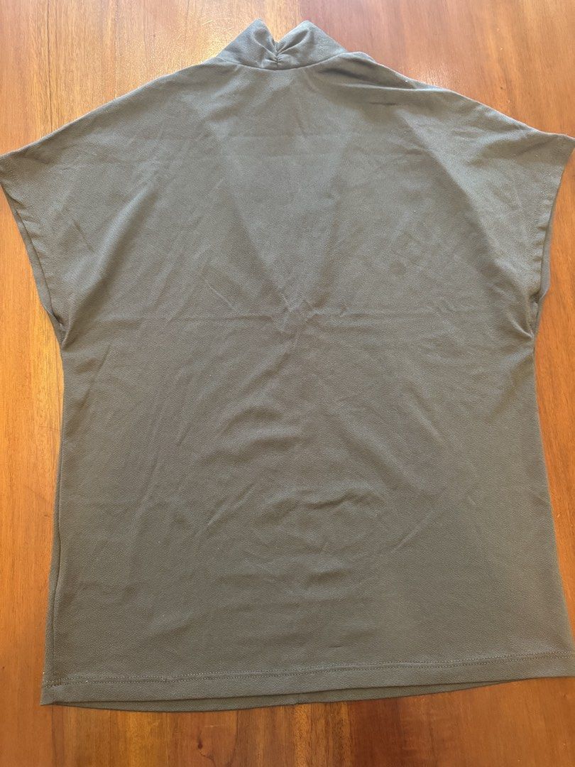 H&M Gray Top XS (Category: Sleeveless) located in Mandaue City. Submitted by marginiz (Listing ID 1421676906, Image 2). Description: Gray top from H&M. Features a V-neck design and short sleeves. The top is an XS size. Measurements are approximately 22 inches in length and 17 inches across the chest. The top has a simple, elegant design suitable for various occasions..