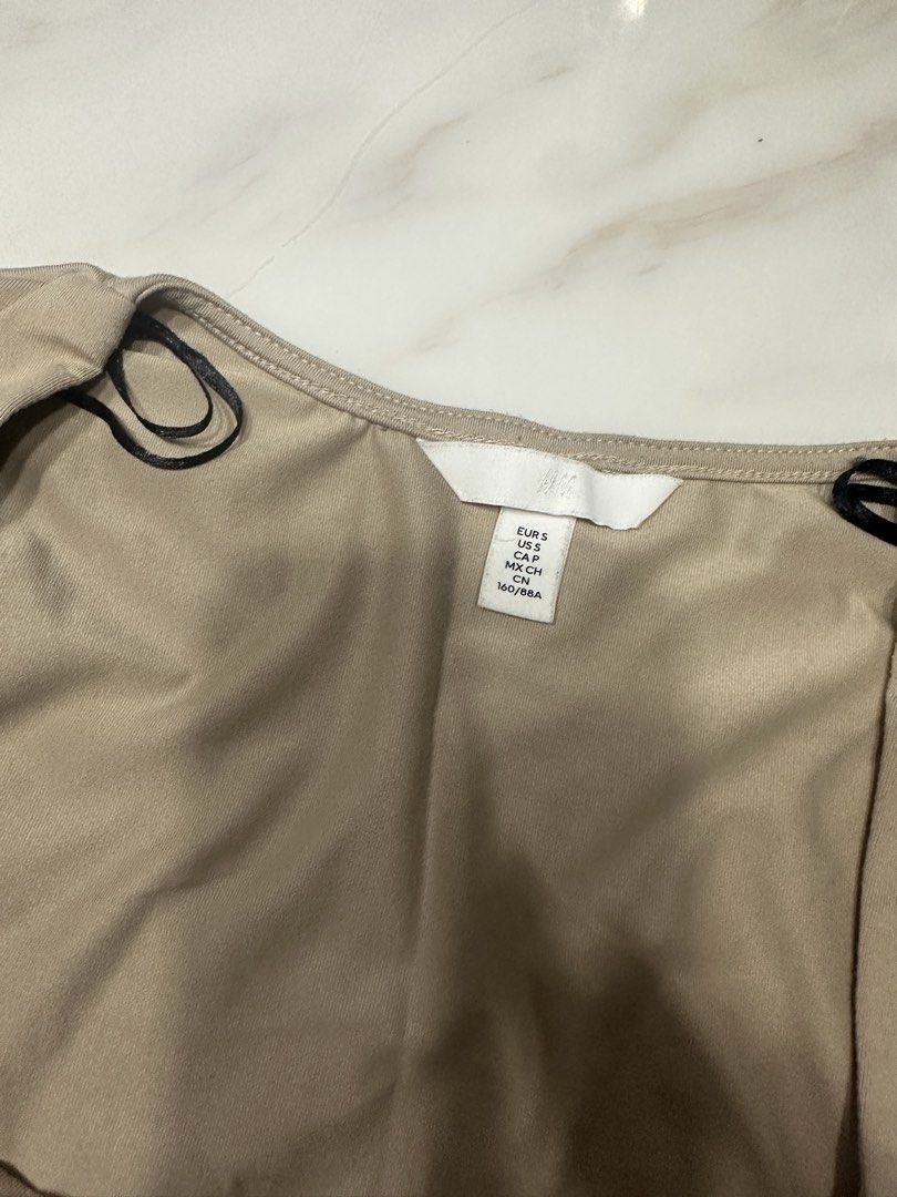 H&M Square Neck Long Sleeve Top (Category: Blouses) located in Quezon City. Submitted by prelovednd21 (Listing ID 1421665532, Image 3). Description: - H&M top - Size: S - Color: Beige - Features: Square neckline, long sleeves - Material: Possibly silky, smooth feel - Design: Simple and elegant - Perfect for various occasions.