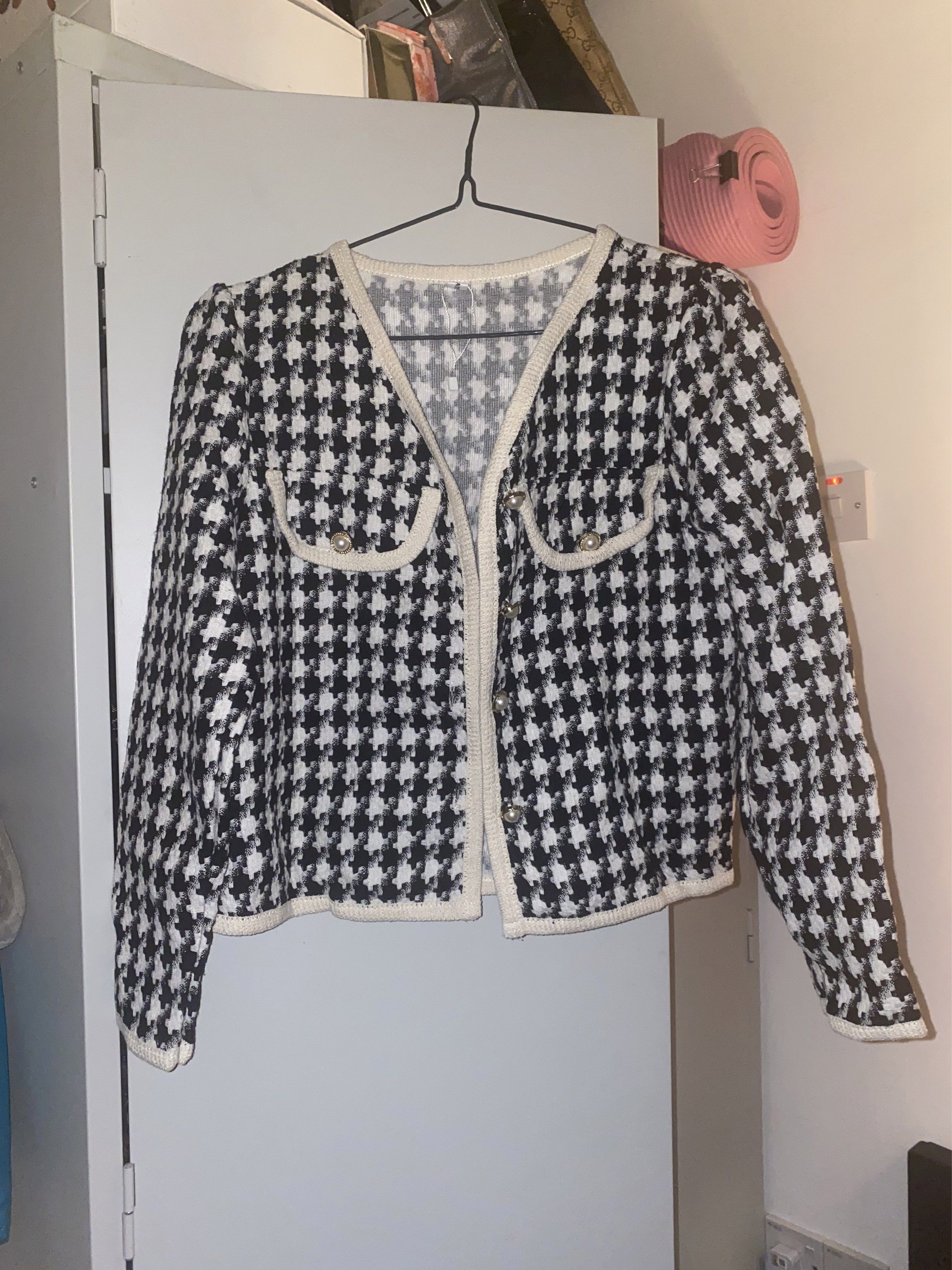 Houndstooth Pattern Jacket (Category: Coats, Jackets and Outerwear) located in Kapar. Submitted by rynazli (Listing ID 1421750118, Image 1). Description: - Stylish houndstooth pattern - V-neckline - Two front pockets - Button closures - Black and white pattern with cream trim - Lightweight knit material - Great for layering.