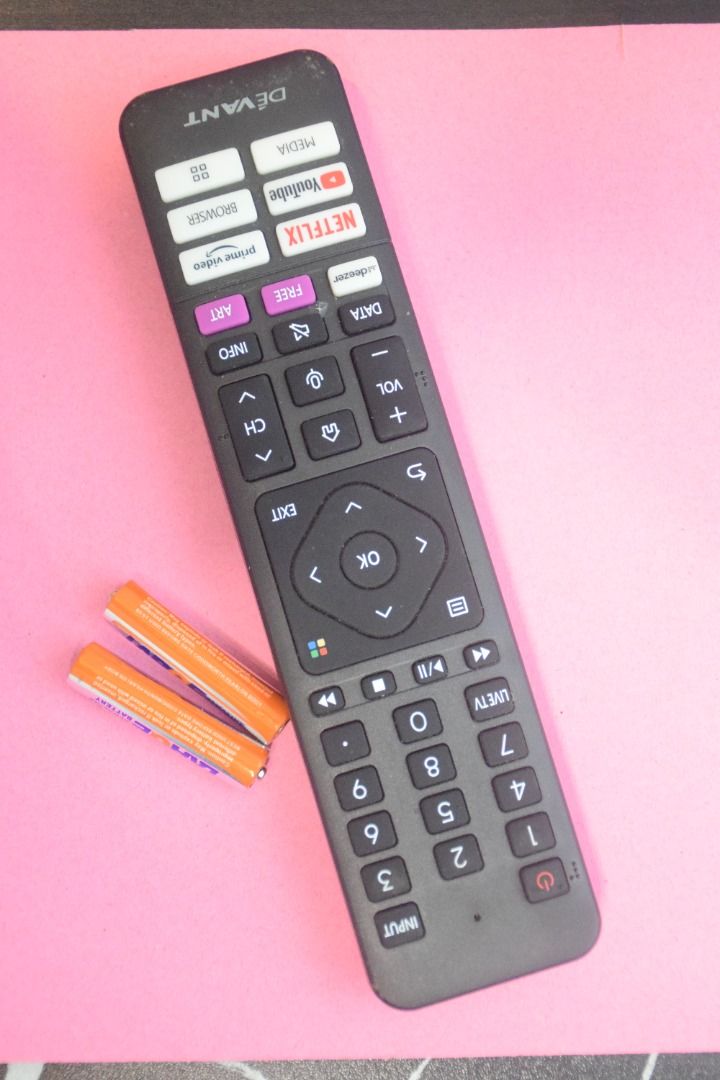HW-9 PC 0613 with remote for DEVANT 43UHD204 (Category: TV Consoles) located in Caloocan City. Submitted by zinguscooks (Listing ID 1421717425, Image 1). Description: - DEVANT POWER BUTTON/IR SENSOR. WITH REMOTE AND BATTERIES .