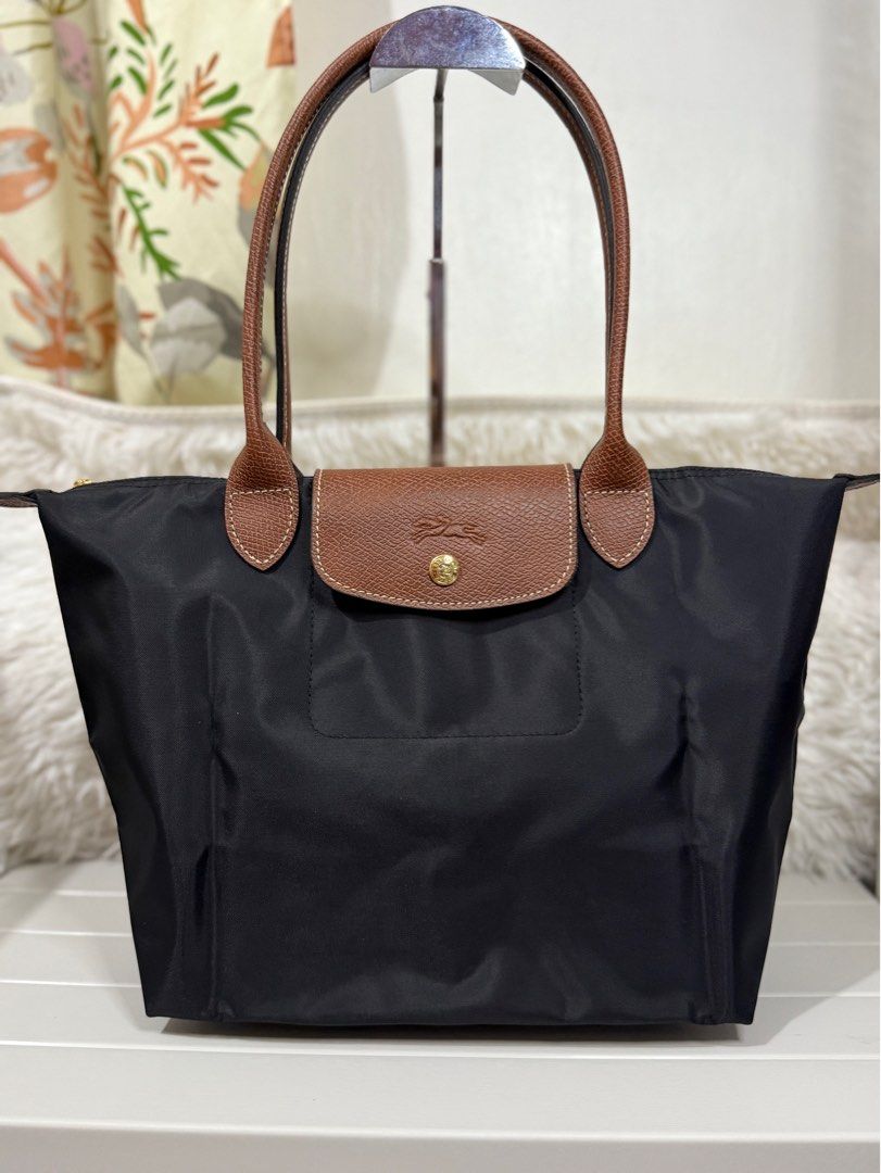 Longchamp medium longhandle (Category: Luxury Bags & Wallets) located in Bauang. Submitted by chictine (Listing ID 1387046919, Image 1). Description: longchamp le pliage medium longhandle Brandnew Comes with carecard, polybag and paperbag Source from Europe 💯% Original or moneyback ✅Cop/Cod accepted ✅Open for layaway 📍bauang, la union.