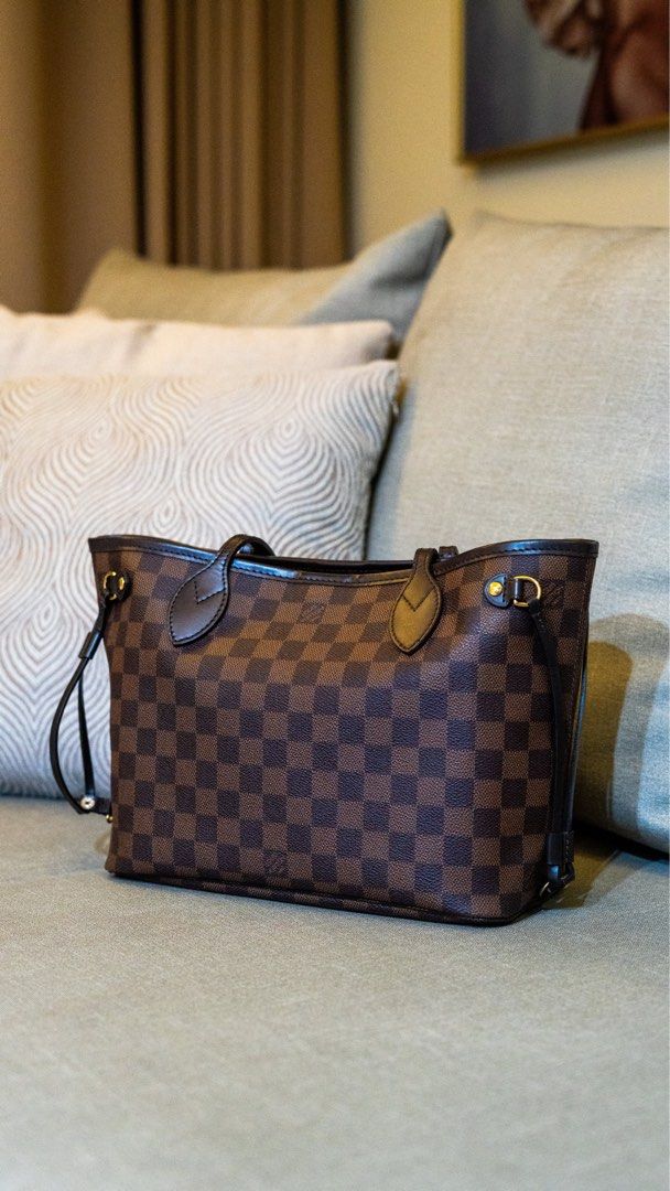 Louis Vuitton Damier Ebene Neverfull PM (Category: Luxury Bags & Wallets) located in Calamba. Submitted by hpd0803 (Listing ID 1421626064, Image 1). Description: - Authentic Louis Vuitton Neverfull MM handbag - Damier Ebene canvas - Spacious interior with red fabric lining - Includes a zippered pocket - Features a gold-tone clasp - Brown leather handles and trim - Interior lining with Louis Vuitton logo - Exterior with classic Damier Ebene patter