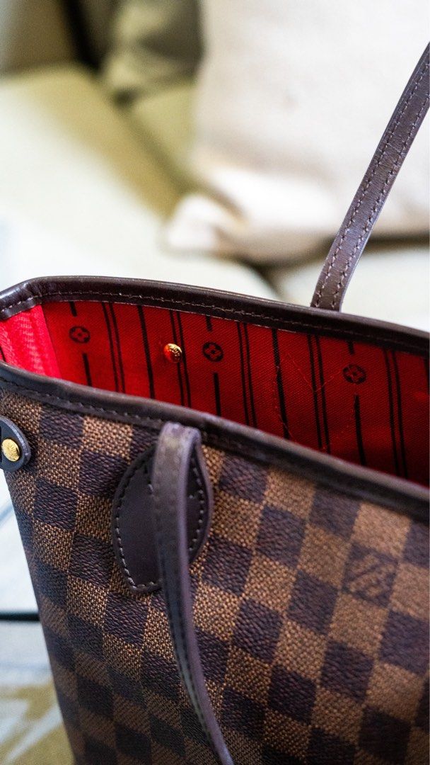 Louis Vuitton Damier Ebene Neverfull PM (Category: Luxury Bags & Wallets) located in Calamba. Submitted by hpd0803 (Listing ID 1421626064, Image 2). Description: - Authentic Louis Vuitton Neverfull MM handbag - Damier Ebene canvas - Spacious interior with red fabric lining - Includes a zippered pocket - Features a gold-tone clasp - Brown leather handles and trim - Interior lining with Louis Vuitton logo - Exterior with classic Damier Ebene patter