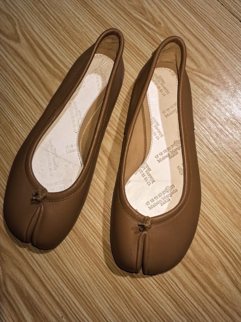 Maison Margiela Tabi Ballet Flats - Size 35 (Category: Flats & Sandals) located in Sipalay. Submitted by muedajerry (Listing ID 1421788764, Image 2). Description: - Authentic Maison Margiela Tabi ballet flats - Color: Brown - Size: 35 - Iconic split-toe design - Made in Italy - Signs of wear on sides - Insoles intact.