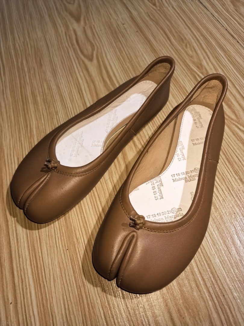 Maison Margiela Tabi Ballet Flats - Size 35 (Category: Flats & Sandals) located in Sipalay. Submitted by muedajerry (Listing ID 1421788764, Image 1). Description: - Authentic Maison Margiela Tabi ballet flats - Color: Brown - Size: 35 - Iconic split-toe design - Made in Italy - Signs of wear on sides - Insoles intact.
