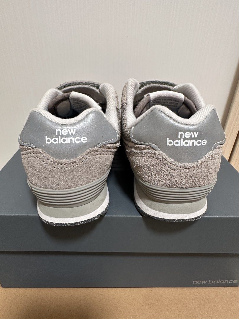 New Balance 574 EVG 嬰兒鞋 （分類：嬰兒及小童流行時尚）位於 Hong Kong。 由 et99987 提交（商品編號 1421706210，圖片 2）。簡介： New Balance 574 EVG 嬰兒鞋，灰色。鞋面有魔術貼，方便穿脫。鞋底有New Balance的標誌。鞋子上有New Balance的標誌。鞋子尺寸為US 9, UK 8.5, EU 26, CM 15。鞋子附帶原裝鞋盒。。