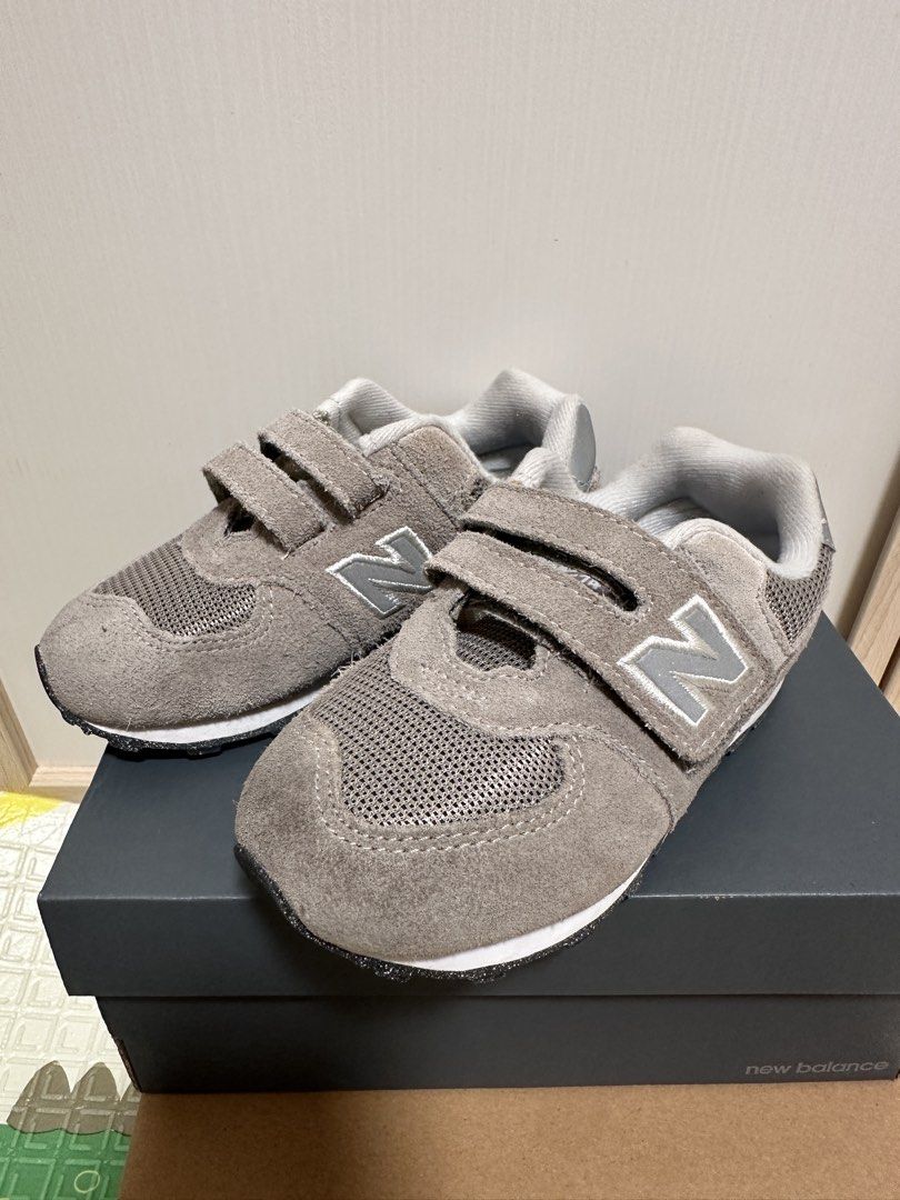 New Balance 574 EVG 嬰兒鞋 （分類：嬰兒及小童流行時尚）位於 Hong Kong。 由 et99987 提交（商品編號 1421706210，圖片 3）。簡介： New Balance 574 EVG 嬰兒鞋，灰色。鞋面有魔術貼，方便穿脫。鞋底有New Balance的標誌。鞋子上有New Balance的標誌。鞋子尺寸為US 9, UK 8.5, EU 26, CM 15。鞋子附帶原裝鞋盒。。