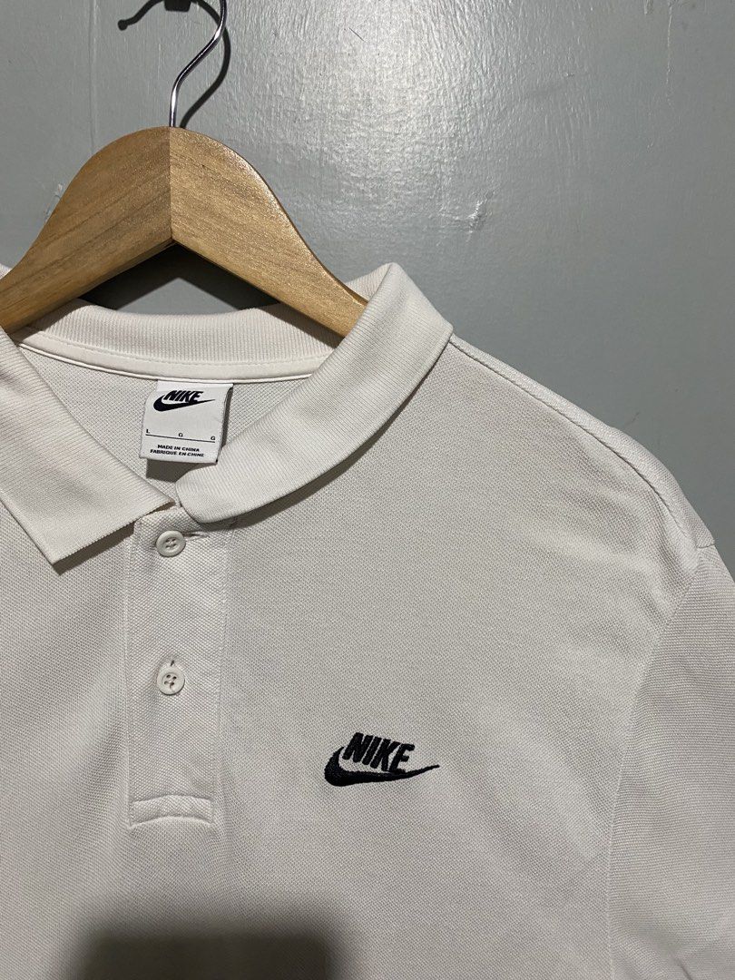 Nike Polo Shirt - White - Size L (Category: Tshirts & Polo Shirts ) located in Davao. Submitted by johnpauwu (Listing ID 1421754828, Image 2). Description: - Nike polo shirt - Size: Large - Features embroidered Nike logo - Classic polo collar and button-up placket - Made in China - Style code: CJ4457-100 22x29.5 back length 30.5 minimal scratch.