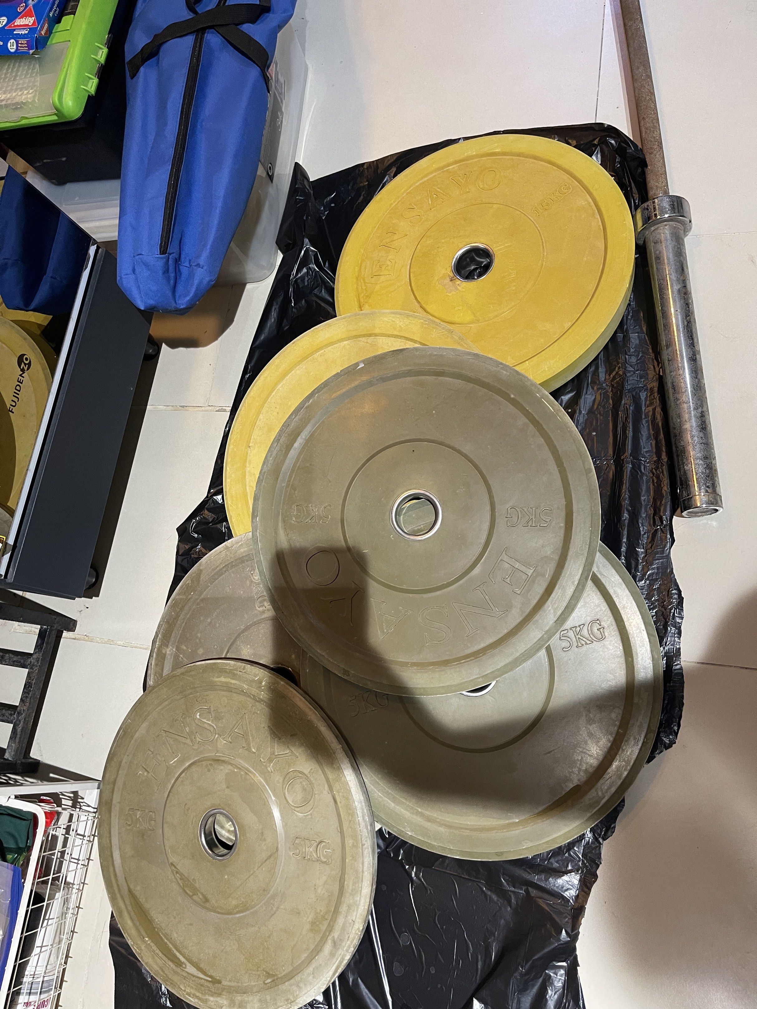 Olympic Weight Plates Set (Category: Weights & Dumbbells) located in Quezon City. Submitted by tabbybabby (Listing ID 1421719277, Image 2). Description: - Olympic weight plates and barbell set - Includes 5kg plates and yellow plates - Perfect for home gym - Suitable for various weightlifting exercises.