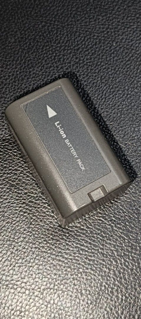 Panasonic camcorder batter (Category: Batteries & Chargers) located in Quezon City. Submitted by kaije2008 (Listing ID 1421691917, Image 2). Description: selling in good condition Panasonic vbd33 camcorder battery makunat pa sm North area.