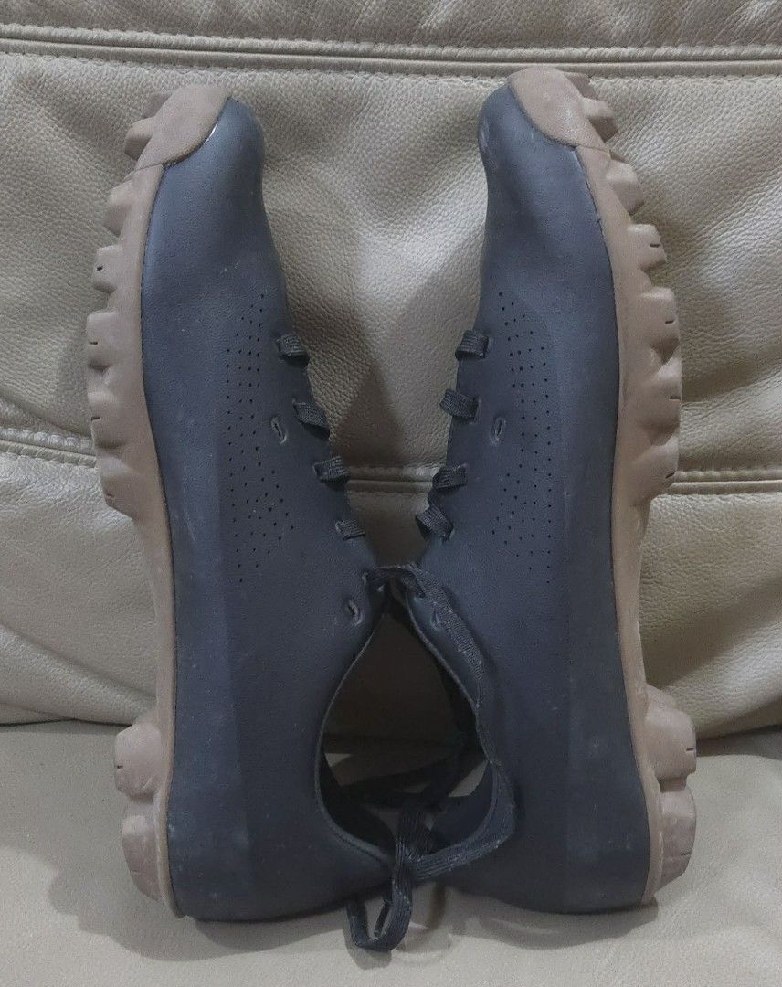 QUOC Cycling Shoes (Category: Other Sports Equipment and Supplies) located in Quezon City. Submitted by ddlry (Listing ID 1421702867, Image 3). Description: -size 45 - QUOC cycling shoes - Color: Black - Design: Lace-up - Sole: Brown - Cleats for secure pedal attachment - Perforated design for breathability - Brand name visible on insole and sole.