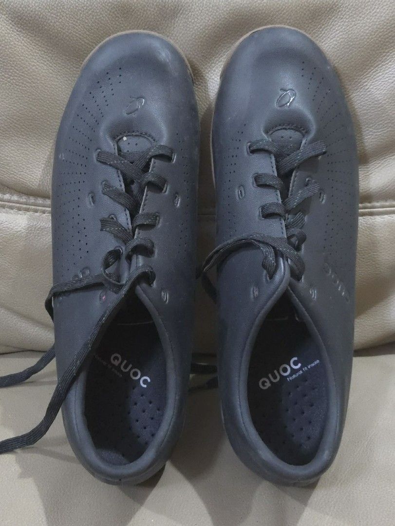 QUOC Cycling Shoes (Category: Other Sports Equipment and Supplies) located in Quezon City. Submitted by ddlry (Listing ID 1421702867, Image 1). Description: -size 45 - QUOC cycling shoes - Color: Black - Design: Lace-up - Sole: Brown - Cleats for secure pedal attachment - Perforated design for breathability - Brand name visible on insole and sole.