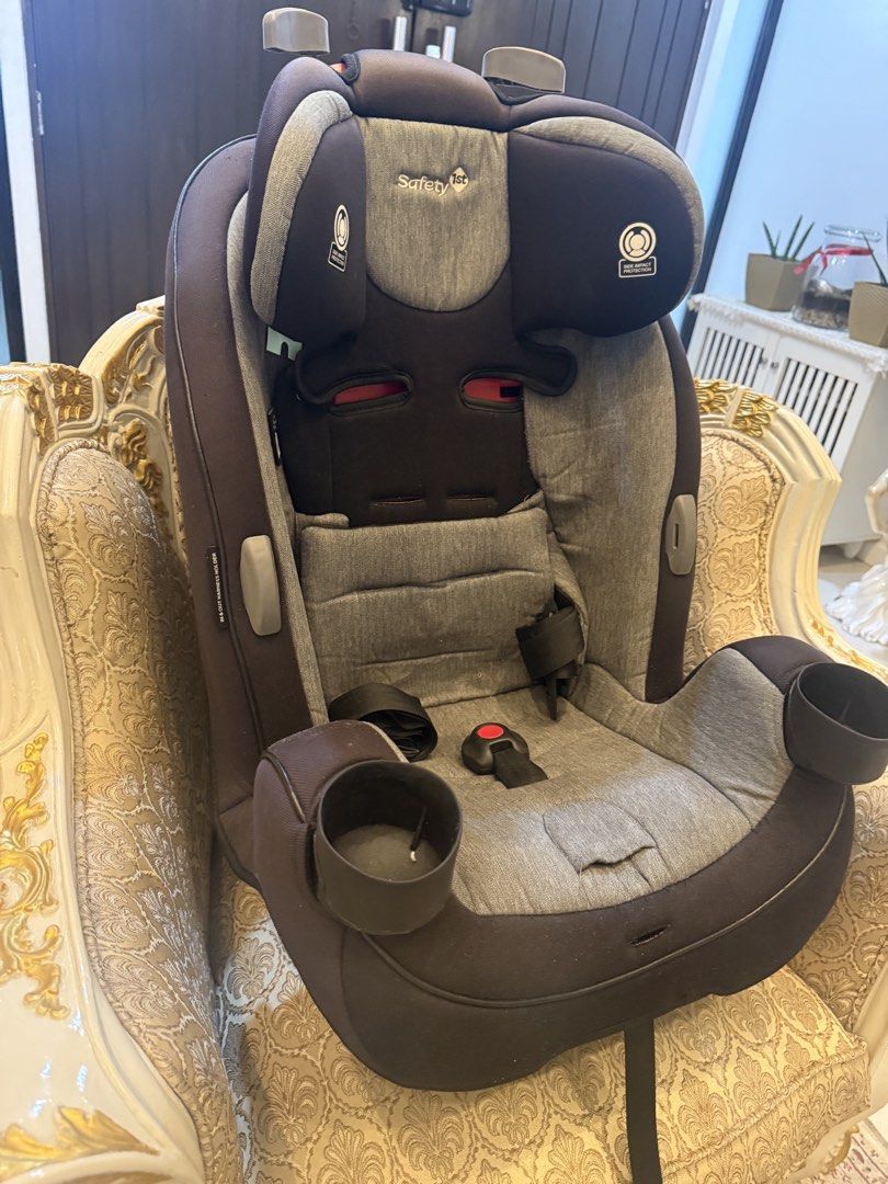 Safety 1st Car Seat (Category: Car Seats) located in Makati City. Submitted by nemkd (Listing ID 1421709536, Image 2). Description: - Safety 1st car seat - Color: Dark grey and black - Features two cup holders - Adjustable headrest - Five-point harness system - Designed for child safety.