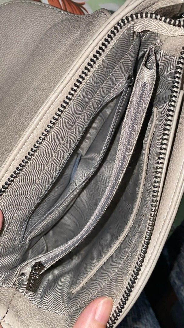 Shoulder Bag with Top Handle (Category: Shoulder Bags) located in Dagupan City. Submitted by declutteredbyaj (Listing ID 1421774579, Image 2). Description: Get this for FREE with a minimum spend of ₱1000. - Shoulder bag with top handle and flap closure - Main compartment with multiple pockets and a zippered pocket - Detachable shoulder strap - Zippered back pocket - Light color with brown accents 🚛 j&t 📍dagupan city, pangasinan 📌 payment first