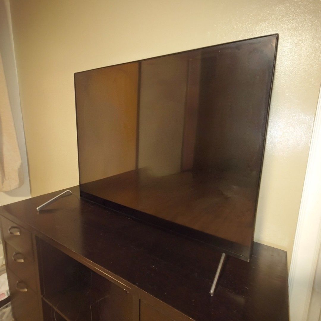 Sony KD-55X85J 55-inch TV (Category: TV) located in Makati City. Submitted by ppomidyar (Listing ID 1421665941, Image 3). Description: - Sony KD-55X85J 55-inch TV - Google TV - Sleek design with dark frame and silver legs - Model Number: KD-55X85J - Serial Number: 5200595 - Ideal for living rooms and entertainment areas - bought in 2022 - I can send videos.