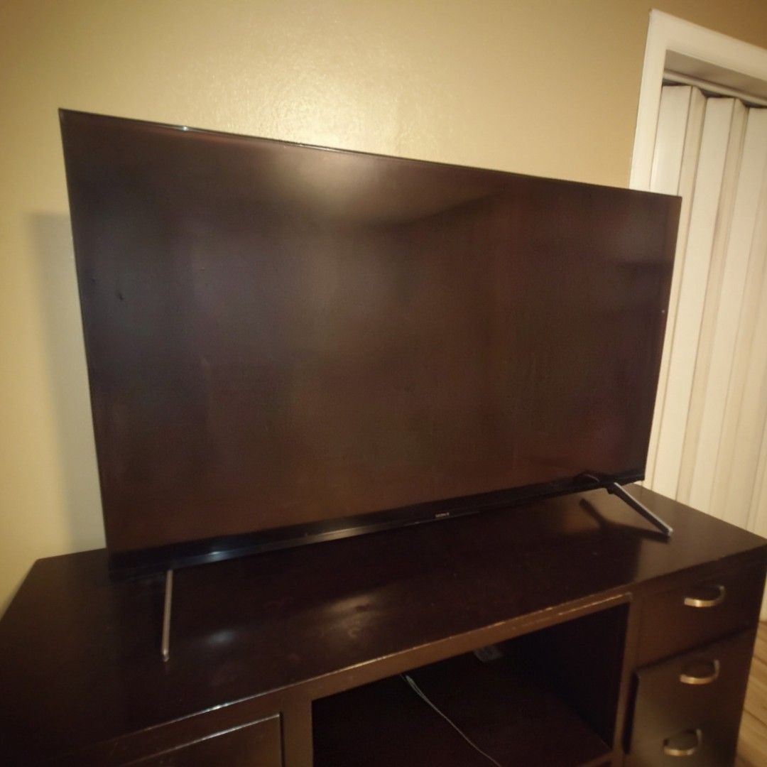 Sony KD-55X85J 55-inch TV (Category: TV) located in Makati City. Submitted by ppomidyar (Listing ID 1421665941, Image 2). Description: - Sony KD-55X85J 55-inch TV - Google TV - Sleek design with dark frame and silver legs - Model Number: KD-55X85J - Serial Number: 5200595 - Ideal for living rooms and entertainment areas - bought in 2022 - I can send videos.