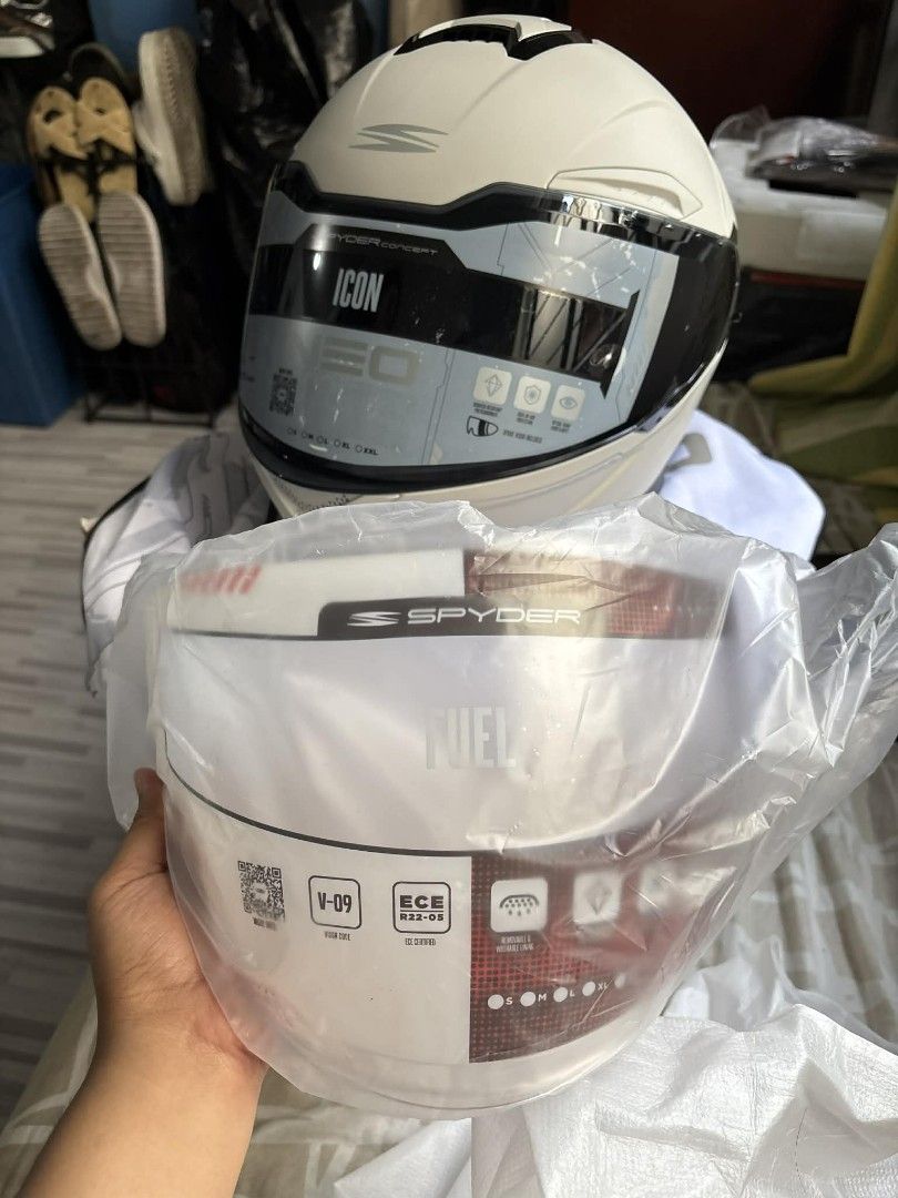 SPYDER NEO HELMET (Category: Helmets and other Riding Gears) located in Pasay City. Submitted by mikainuggets (Listing ID 1421682257, Image 2). Description: Declutter, not used. With box and extra lens. Can asked for more pictures. Negotiable.
