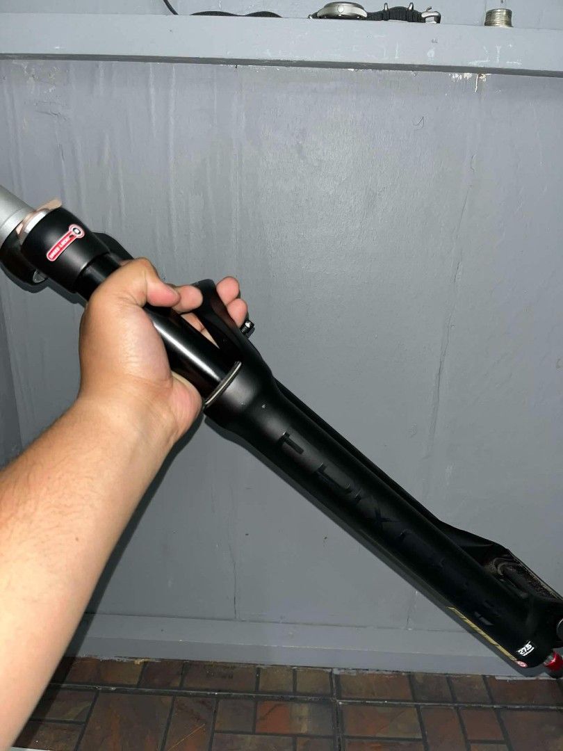 SR Suntour Epixon Fork (Category: Bicycles) located in Valenzuela. Submitted by jann_06 (Listing ID 1421749215, Image 3). Description: size 27.5 airfork.