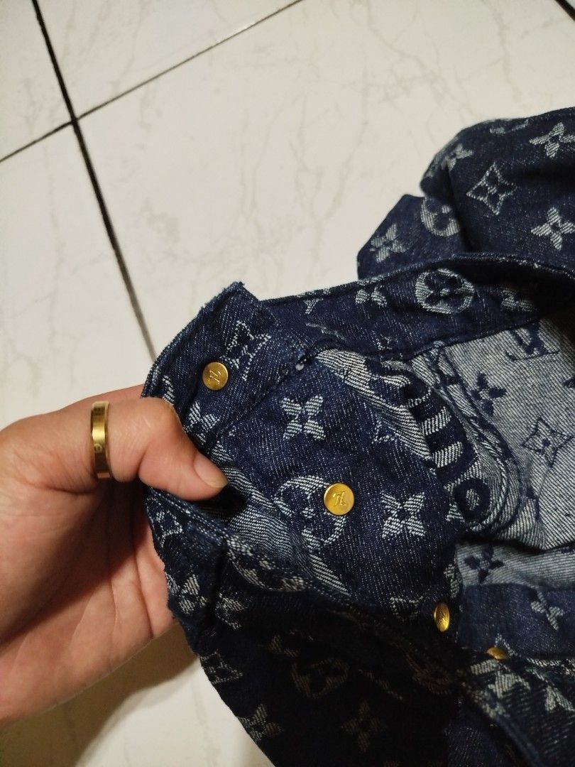 Supreme x Louis Vuitton Denim Skirt (Category: Luxury Apparel) located in Lipa City. Submitted by france01825 (Listing ID 1421777656, Image 3). Description: - Supreme x Louis Vuitton design - Size: S - Button-up front with gold buttons - Features the iconic Louis Vuitton monogram pattern DIMES W26 x L16.
