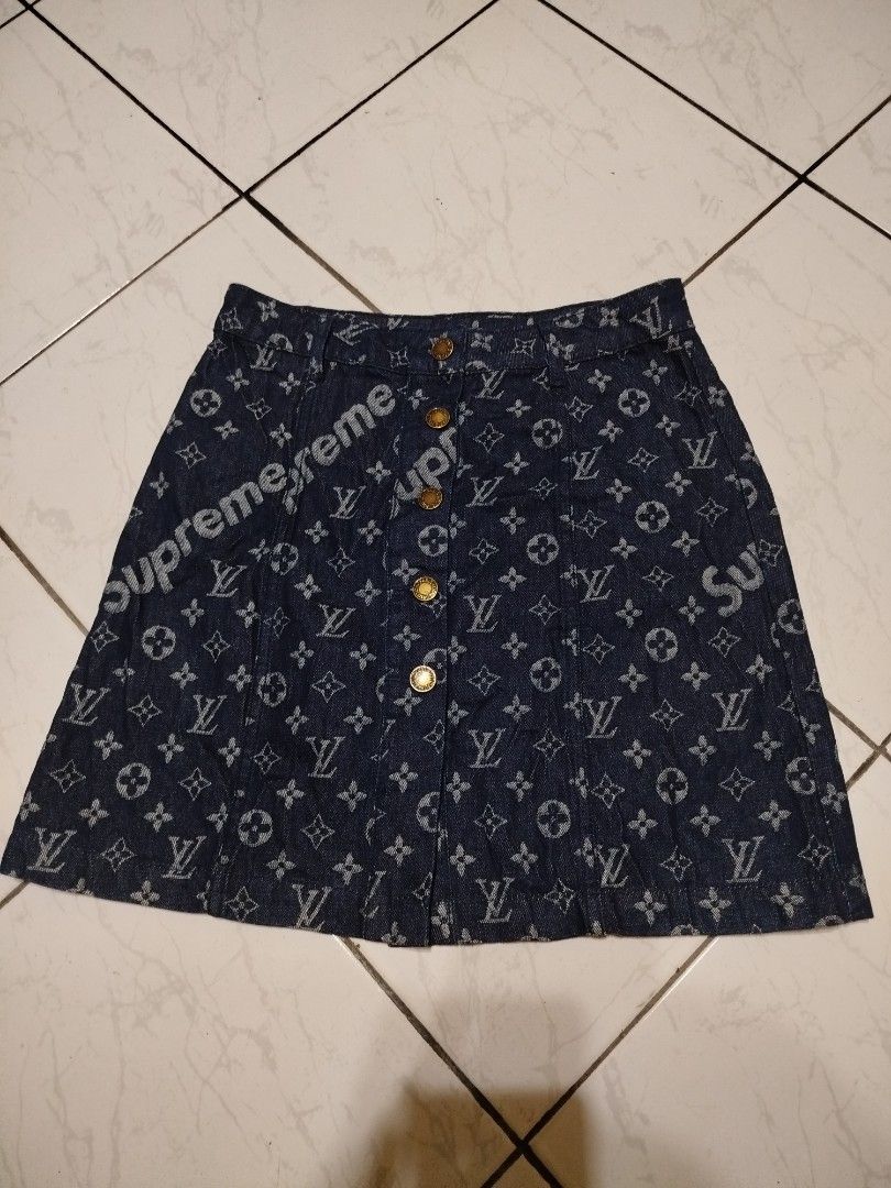 Supreme x Louis Vuitton Denim Skirt (Category: Luxury Apparel) located in Lipa City. Submitted by france01825 (Listing ID 1421777656, Image 1). Description: - Supreme x Louis Vuitton design - Size: S - Button-up front with gold buttons - Features the iconic Louis Vuitton monogram pattern DIMES W26 x L16.