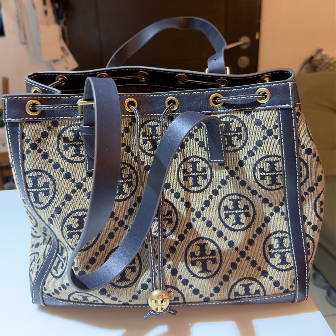 Tory Burch Tote Bag (Category: Luxury Bags & Wallets) located in Muntinlupa City. Submitted by rmdls (Listing ID 1421638516, Image 2). Description: Preloved. Bought brand new from an online Marketplace seller. Bag only. No more dustbag. .