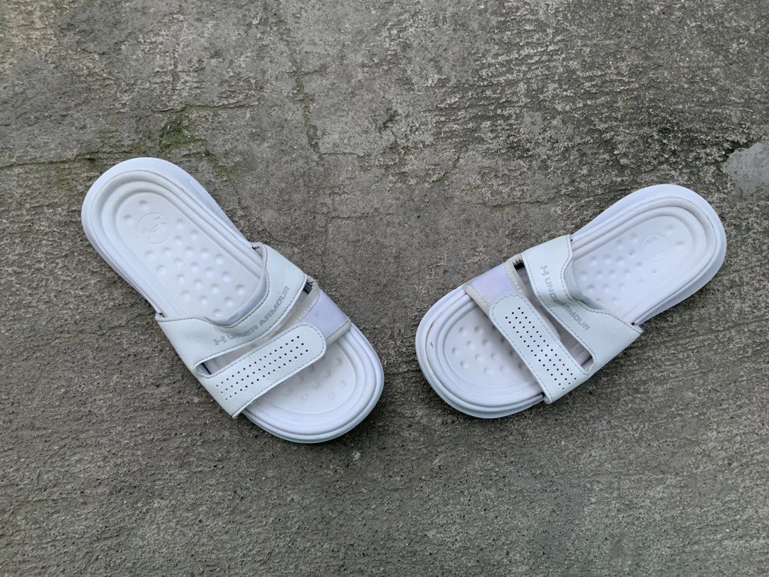 Under Armour Women's Slides (Category: Slippers and slides) located in Sibulan. Submitted by sharlyngra11287 (Listing ID 1421708423, Image 2). Description: Mine: 610 pesos🍀 Brand: Under Armour Size: 38 Condition: Normal sign of usage and may kaunti heeldrag/toedrag💗🎀.
