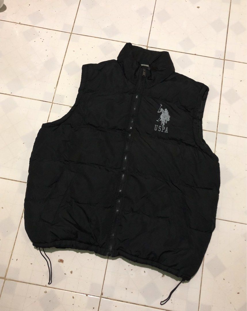 US POLO ASSN PUFFER VEST (Category: Activewear) located in Manila. Submitted by triptothrift7 (Listing ID 1421778294, Image 2). Description: direct message / add me on facebook if you are interested sa item US POLO ASSN PUFFER VEST for only 1000 size large on tag width 25 x 27 length no issue need wash only excellent condition color rate 9/10 authentic legit mode of payment gcash or palawan location Biñan laguna.