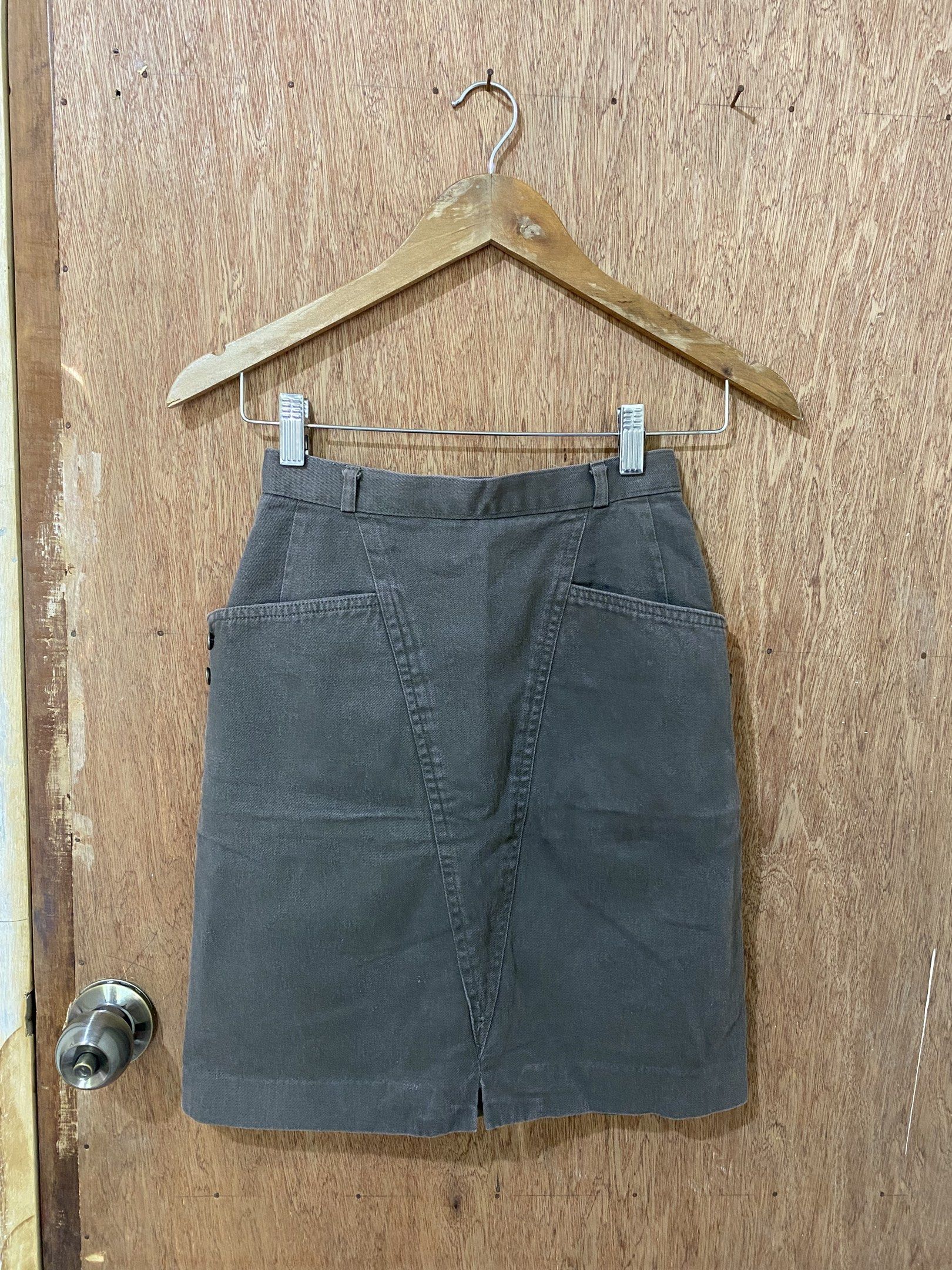 Vintage Gray Skirt with Pockets (Category: Skirts) located in Guimba. Submitted by xeeeyaaaah (Listing ID 1421621013, Image 1). Description: - Vintage gray skirt - High-waisted design - Knee-length cut - Features two front pockets - Back zipper closure - Made of durable fabric - Includes a small back slit - Classic and versatile style w23-24 L19.