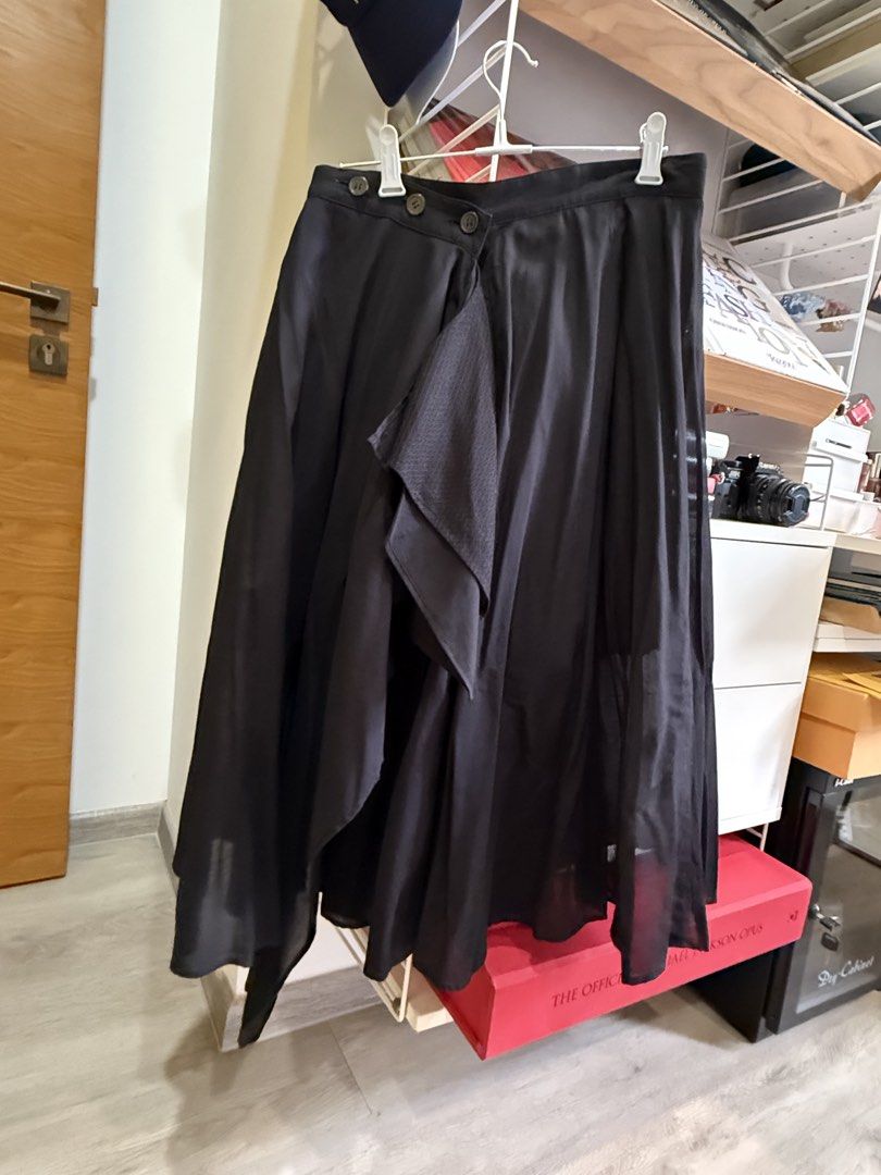 Yohji Yamamoto Black Reversible Cotton Skirt (Category: Skirts) located in Singapore. Submitted by lss95 (Listing ID 1421658513, Image 1). Description: Authentic Yohji Yamamoto reversible skirt purchased in Japan. Size 1 — I’m a UK8 and it fits perfectly. Yohji Yamamoto 2012 Spring/Summer Reversible Layered Flare Skirt, Worn only twice and carefully kept in a smoke-free, pet-free home..