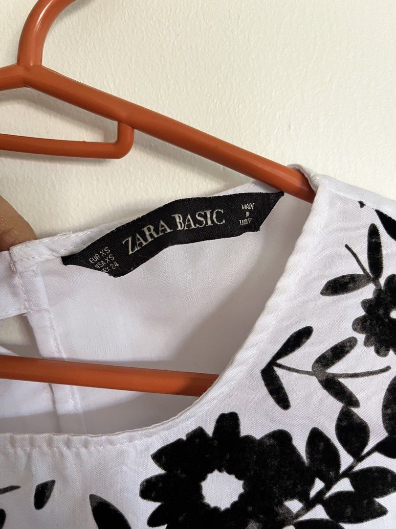 Zara Basic white A cut blouse (Category: Blouses) located in San Fernando. Submitted by 4ases.declutter (Listing ID 1421646261, Image 3). Description: - round neck - A cut - XS .