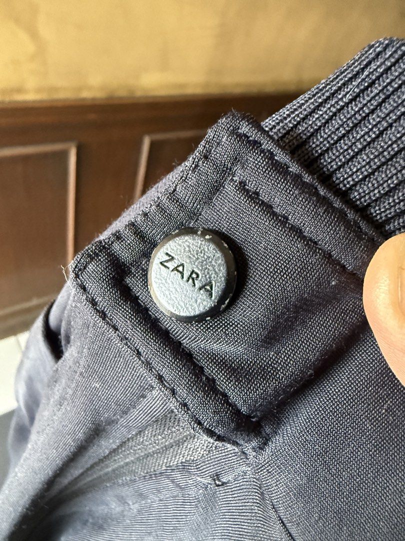 Zara black (Category: Hoodies) located in Makati City. Submitted by RR_Shop (Listing ID 1421698691, Image 2). Description: Details: W = 16” L = 25 “ Give you a discount if you buy more items! Reason to sell: I’m decluttering and selling pre-loved items. Payment options: - LBC: Prepaid COD - Lalamove: GCash payment.