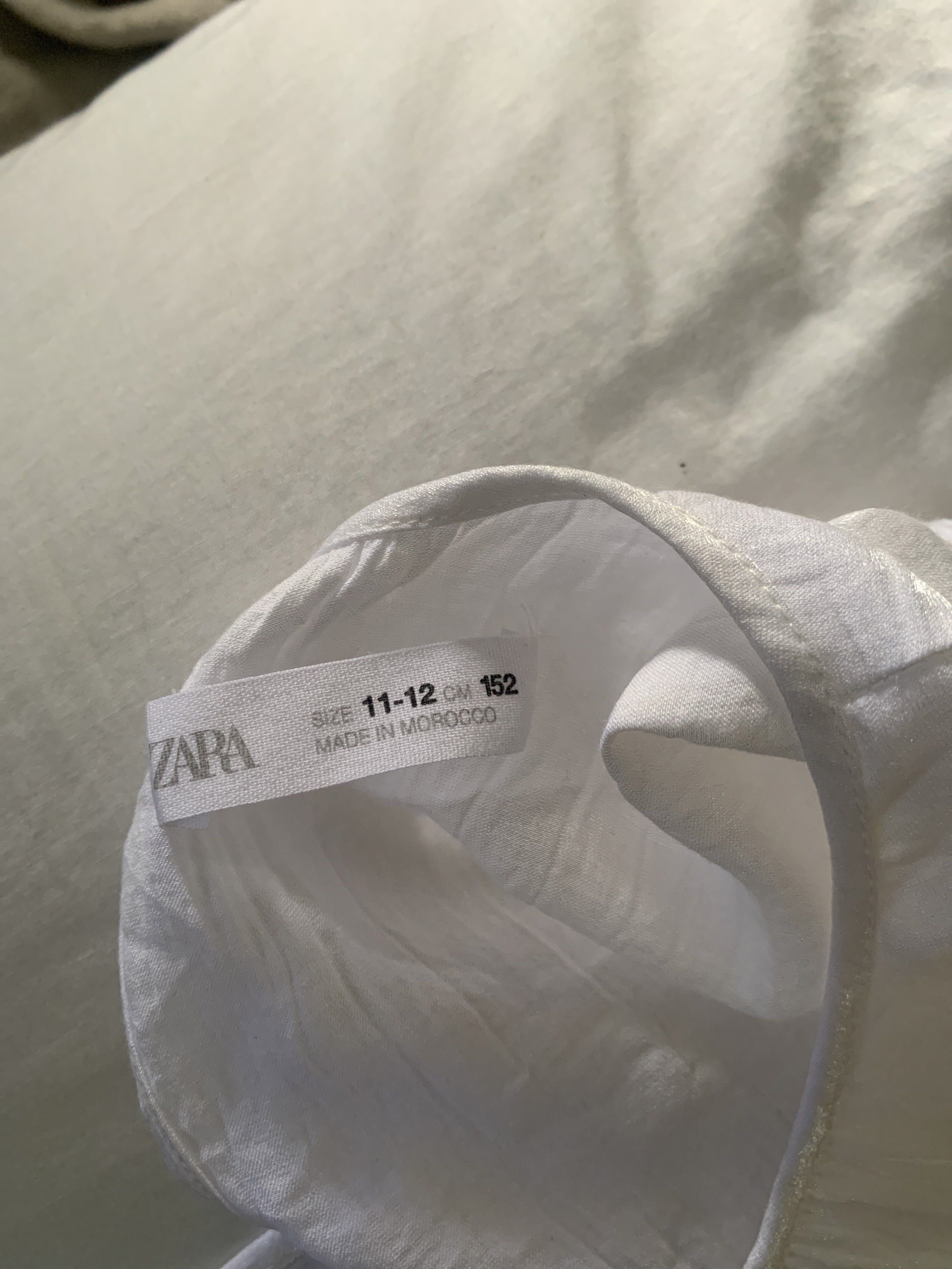 Zara White Blouse (Category: Blouses) located in Manila. Submitted by bronds (Listing ID 1421624606, Image 2). Description: used once bought in moa for 1.2k - Size 11-12 (152 cm).