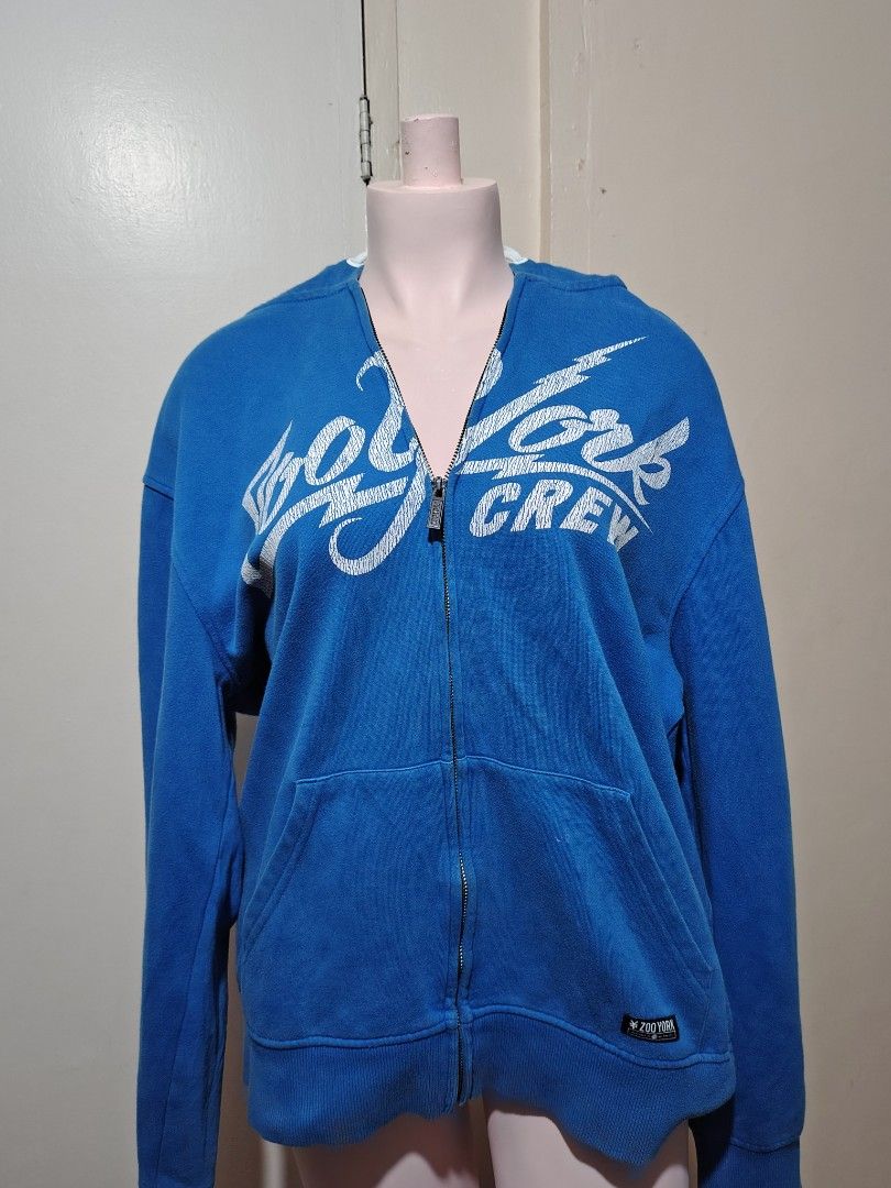 Zoo York Blue Hoodie (Category: Hoodies) located in Don Carlos. Submitted by ej_yap-cambil.19 (Listing ID 1421730108, Image 1). Description: - Zoo York hoodie - Size: L -Length: 28inches -Width: 30inches - Color: Blue - Features a full zip closure - Design: Printed on the front - Material: Soft, fleece-like fabric - Made in China - Brand: Zoo York.