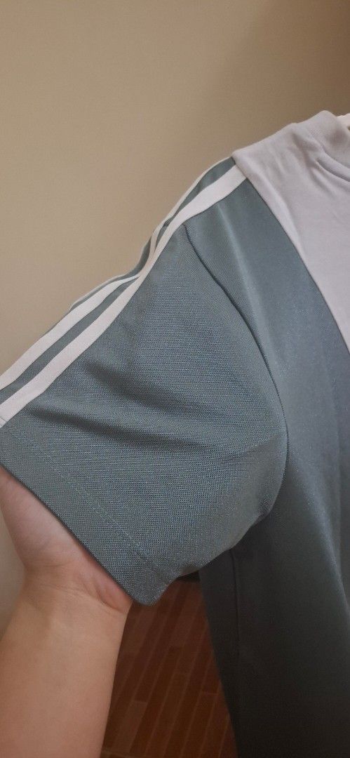Adidas Adicolor Loose Leaf Cut T-Shirt (Category: Tshirts & Polo Shirts ) located in Manila. Submitted by soyamlky (Listing ID 1421833659, Image 3). Description: - Adidas Adicolor Loose Leaf Cut T-shirt - Design: Unique diagonal color block (white and teal) - Neckline: Crew neck - Sleeves: Short sleeves - Features Adidas logo Dm for any inquiries! Will do my best to respond promptly. 📍Manila MOP: Gcash only MOD: Lalamove, J&T, etc. (No meet-ups 