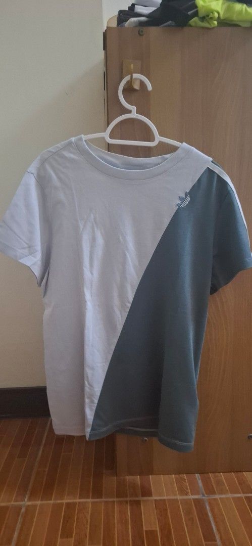 Adidas Adicolor Loose Leaf Cut T-Shirt (Category: Tshirts & Polo Shirts ) located in Manila. Submitted by soyamlky (Listing ID 1421833659, Image 1). Description: - Adidas Adicolor Loose Leaf Cut T-shirt - Design: Unique diagonal color block (white and teal) - Neckline: Crew neck - Sleeves: Short sleeves - Features Adidas logo Dm for any inquiries! Will do my best to respond promptly. 📍Manila MOP: Gcash only MOD: Lalamove, J&T, etc. (No meet-ups 