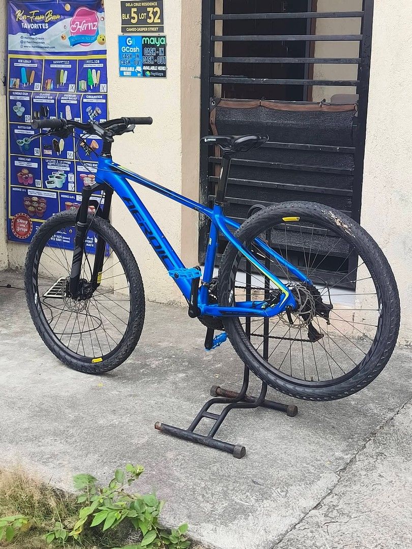 Aeroic Mountain Bike (Category: Bicycles) located in Paranaque City. Submitted by aurebesh (Listing ID 1421891827, Image 3). Description: 27.5-inch alloy Aeroic Warrior 200 mountain bike is well-known for its affordable, entry-level features, which commonly include hydraulic brakes and simple gearing for trail riding. ‎ ‎SPECS ‎Model: Warrior 200 Alloy ‎Fork : Coil Fork ‎Brakes: Tektro Hydraulic ‎Gear/Speed: 3X8 with chain guard ‎Sprocket: Thread
