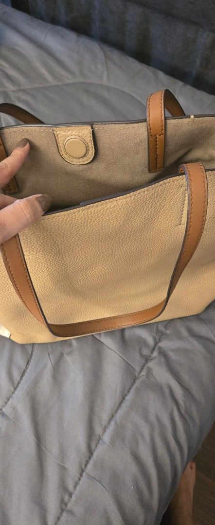 Authentic Michael Kors Tote Bag (Category: Tote Bags) located in Quezon City. Submitted by PreLovedByMrsAL (Listing ID 1421838532, Image 1). Description: - Neutral-colored tote bag with brown straps - Spacious interior - Unique design - Magnetic closure - Ideal for everyday use - can fit laptops - like neverfull - authentic and bought from rockwell - Used 2x - Shipping via grab or lalalmove - You may arrange J&T or LBC.