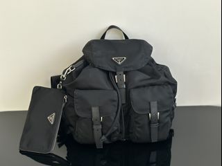(Category: ) located in . Submitted by luxcloset.shop (Listing ID 1421813321, Image 1). Description: .