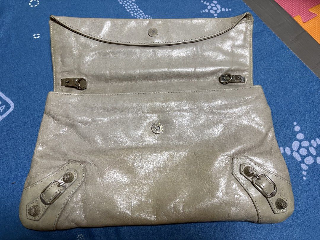 Balenciaga Classic Clutch (Category: Luxury Bags & Wallets) located in Quezon City. Submitted by dhexyoblepias (Listing ID 1421878589, Image 3). Description: .
