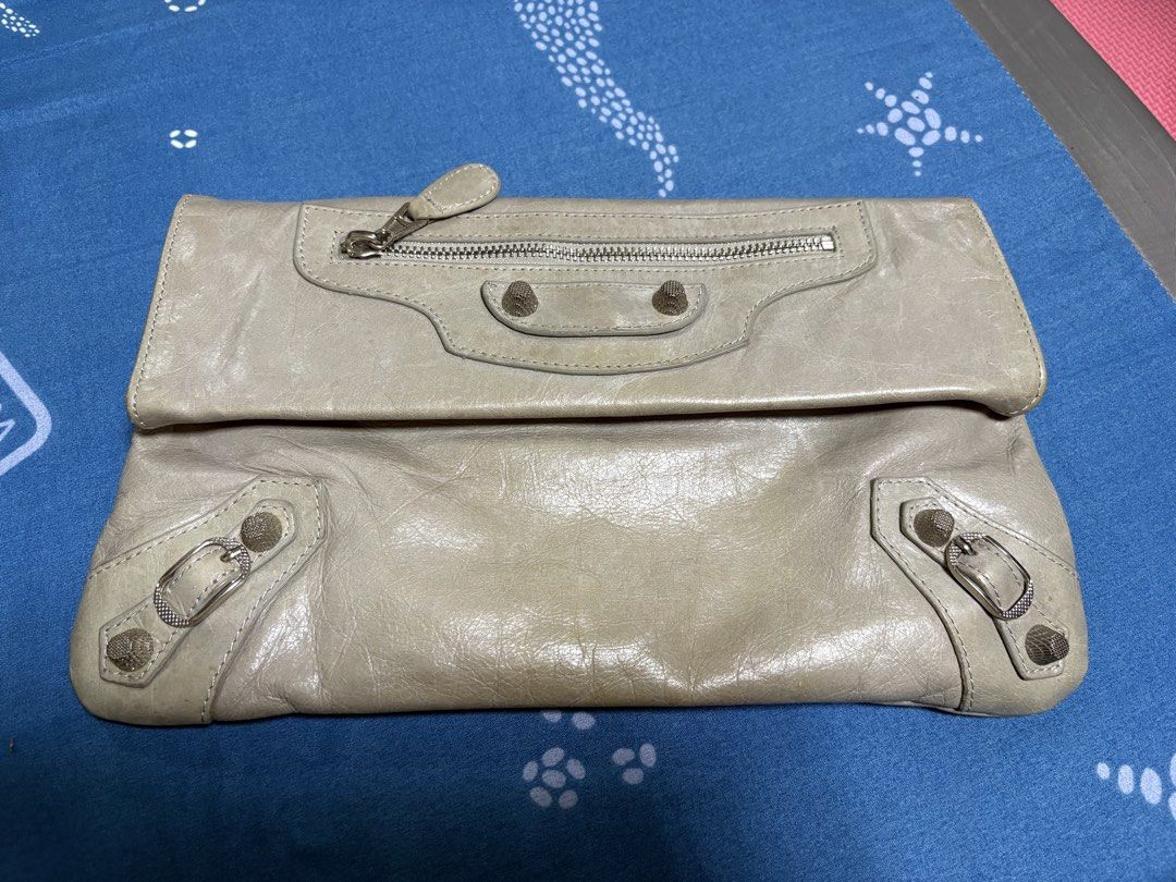 Balenciaga Classic Clutch (Category: Luxury Bags & Wallets) located in Quezon City. Submitted by dhexyoblepias (Listing ID 1421878589, Image 1). Description: .
