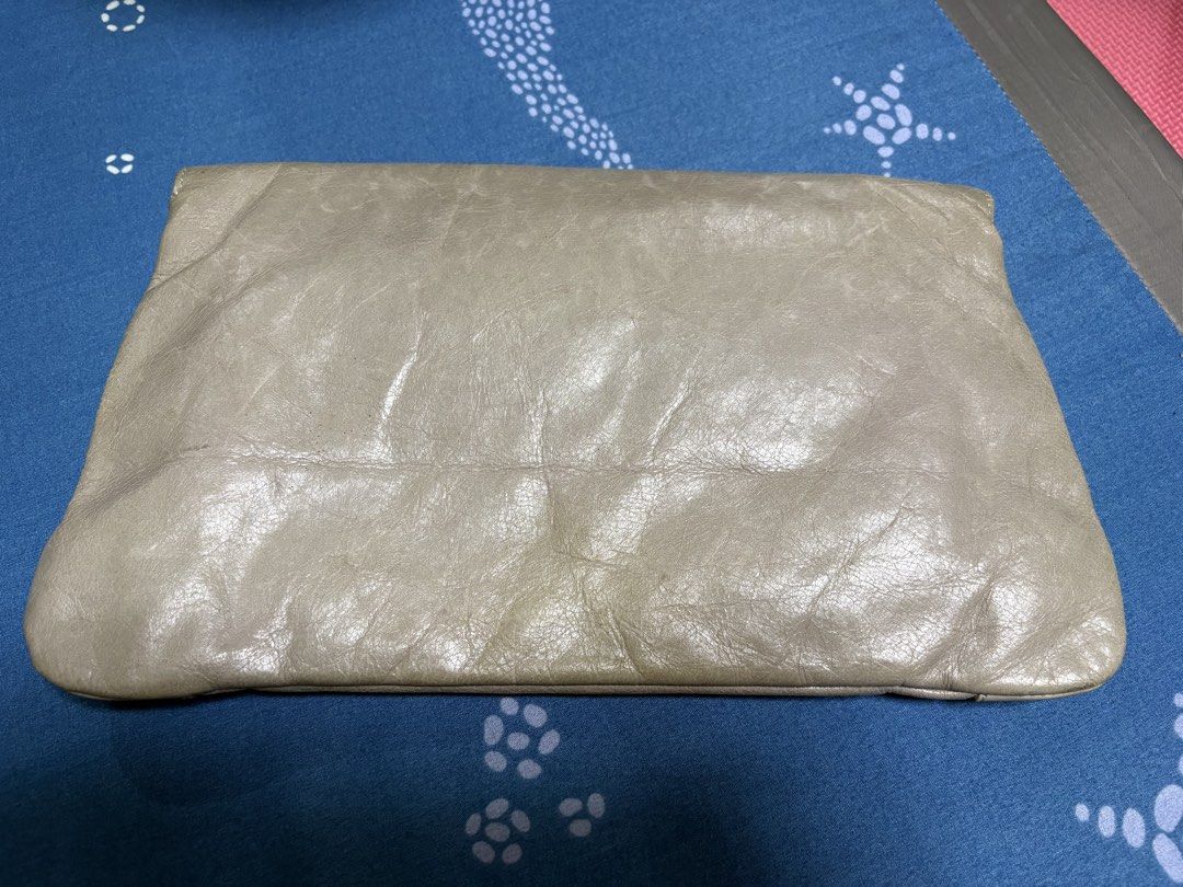 Balenciaga Classic Clutch (Category: Luxury Bags & Wallets) located in Quezon City. Submitted by dhexyoblepias (Listing ID 1421878589, Image 2). Description: .
