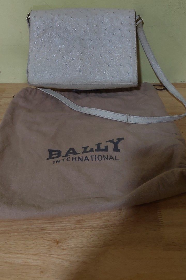 Bally Shoulder Bag (Category: Luxury Bags & Wallets) located in Manila. Submitted by aabila (Listing ID 1421902192, Image 2). Description: - Cream-colored Bally International shoulder bag - Textured exterior - Gold-tone clasp - Long shoulder strap - Includes dust bag with Bally International logo - Classic design, versatile for various occasions.