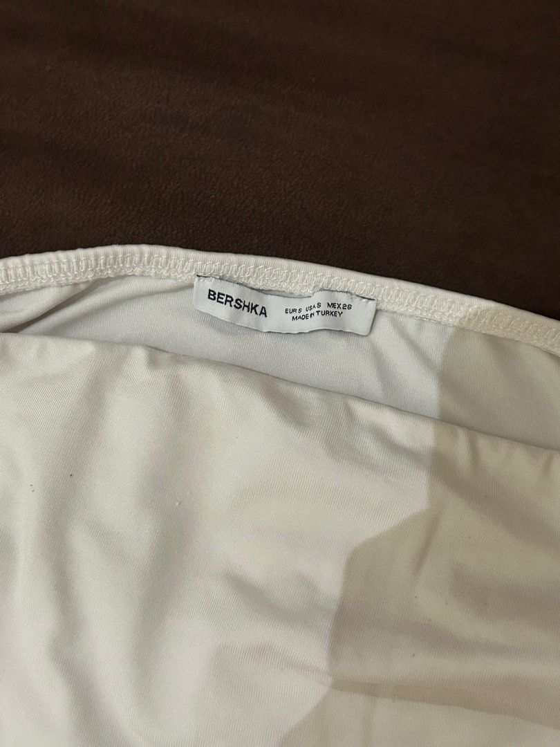 Bershka White Tube Top (Category: Sleeveless) located in Pasig City. Submitted by gdeclutterwithme (Listing ID 1421906190, Image 3). Description: - Bershka white tube top - Size: EUR S, USA S, MEX 28 - Silky fabric - stretchable so dw!! it'll fit fitted hihi - 11.8 x 11 inches dm for more details!!.