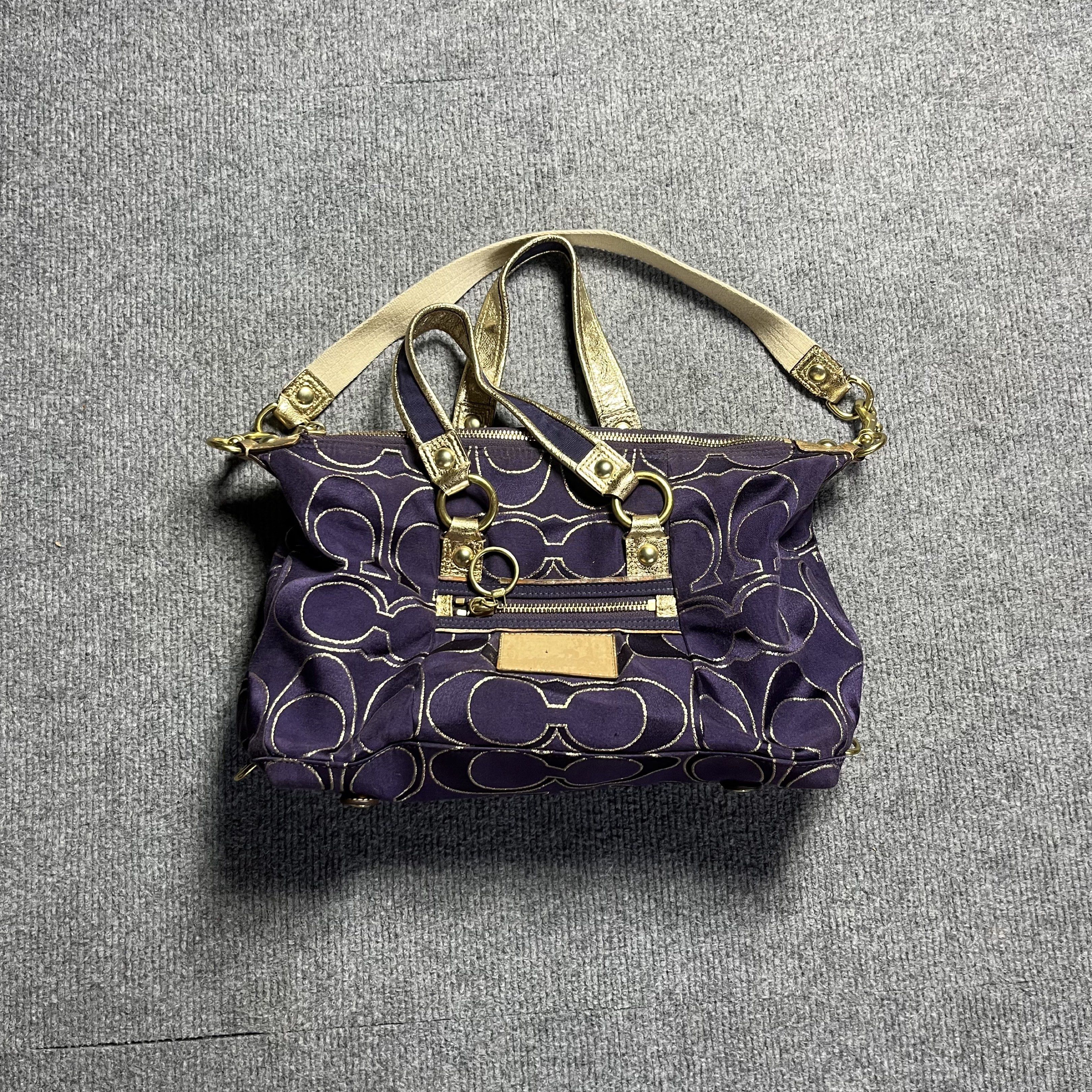 Coach Purple Signature Handbag (Category: Luxury Bags & Wallets) located in Koronadal. Submitted by _06ragz (Listing ID 1421912489, Image 1). Description: EXPIRED LEATHERS.
