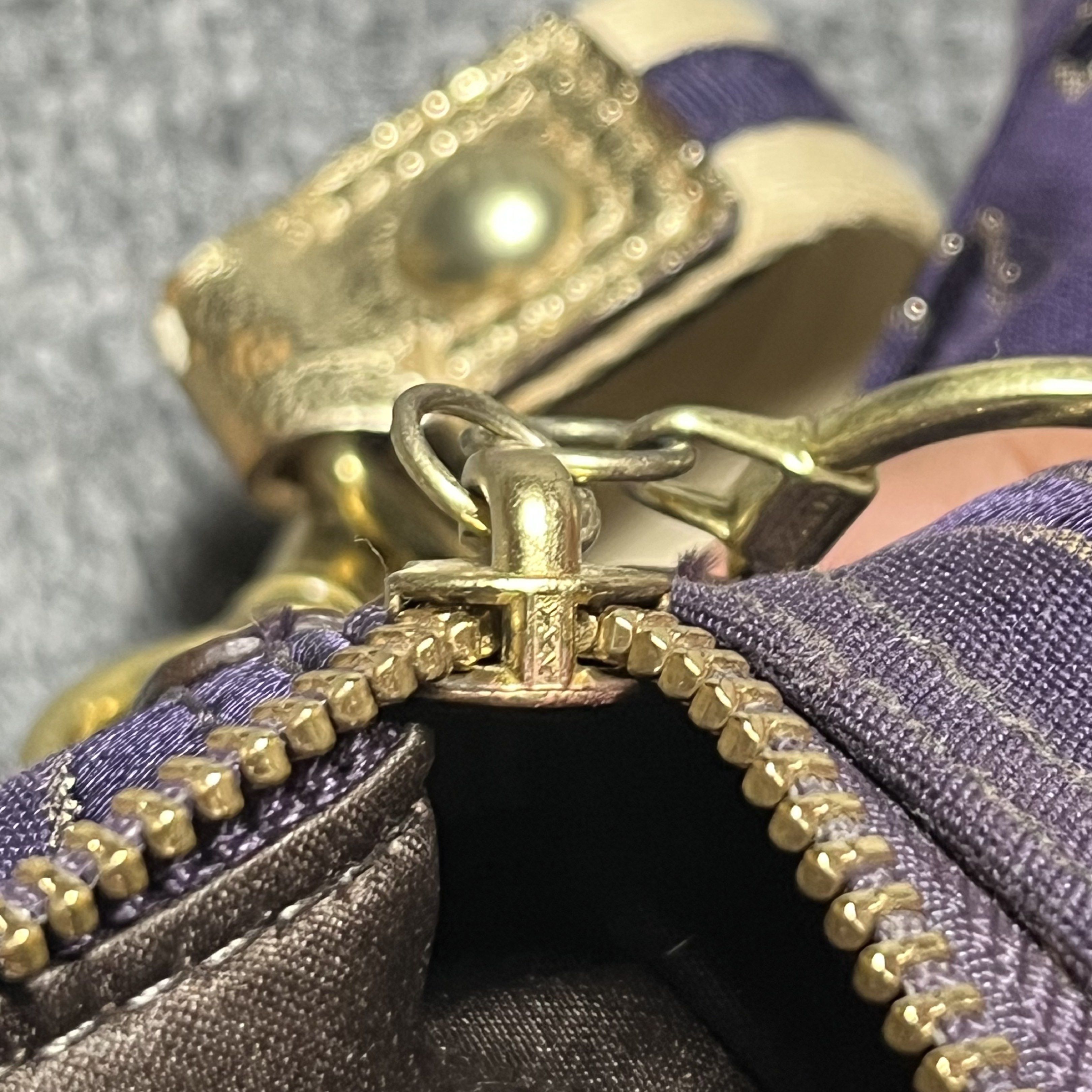 Coach Purple Signature Handbag (Category: Luxury Bags & Wallets) located in Koronadal. Submitted by _06ragz (Listing ID 1421912489, Image 3). Description: EXPIRED LEATHERS.