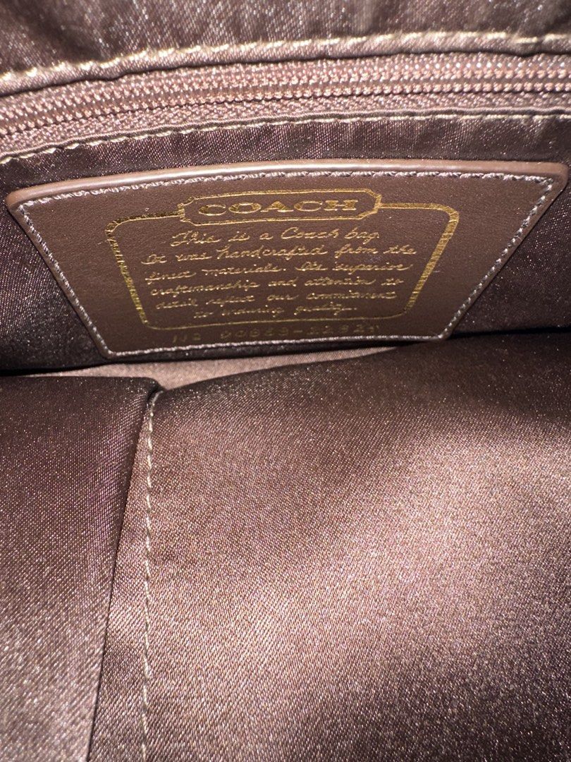 Coach Signature Hobo Bag (Category: Shoulder Bags) located in Hermosa. Submitted by juju_00 (Listing ID 1421926179, Image 3). Description: No flaws po ako nakita good condi po!.