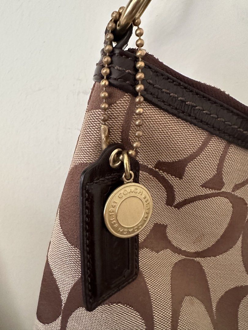 Coach Signature Hobo Bag (Category: Shoulder Bags) located in Hermosa. Submitted by juju_00 (Listing ID 1421926179, Image 2). Description: No flaws po ako nakita good condi po!.