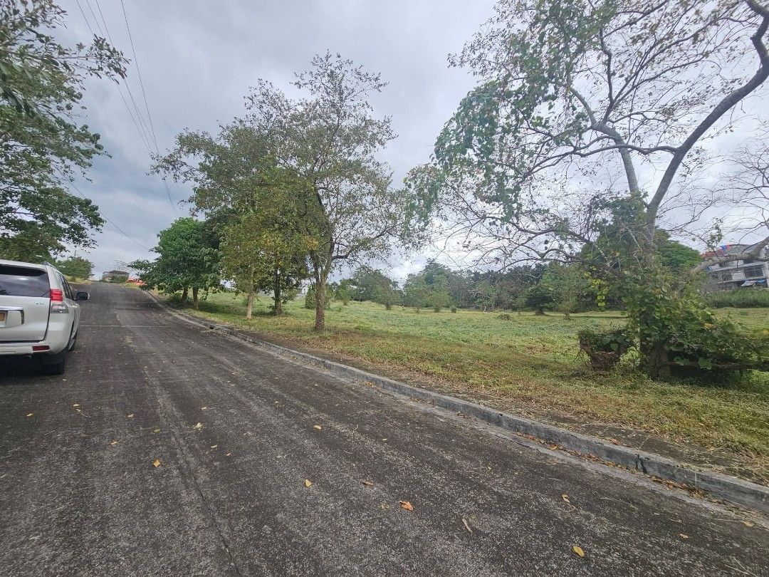 Eastland Heights (Category: Lot) located in Quezon City. Submitted by qcbuynsell (Listing ID 1421897489, Image 2). Description: Overlooking Lot for Sale in Eastland Heights near the Clubhouse . Lot size: 598 sqm 678 sqm 790 sqm Clean Title Updated HOA dues and Realty Taxes Price 16,000 per sqm For serious inquiry call: 09175995595.